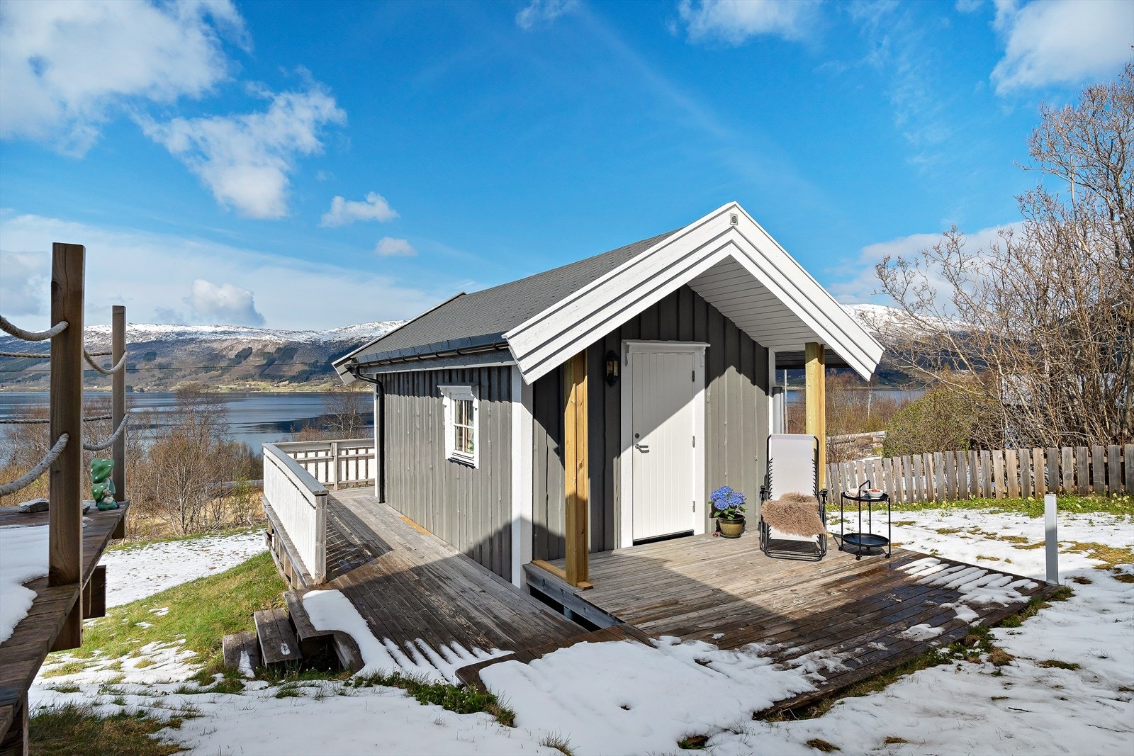Det følger også med et anneks på 15 m² med oppholdsrom og bod/utedo (forbrenningstoalett). Galleribilde