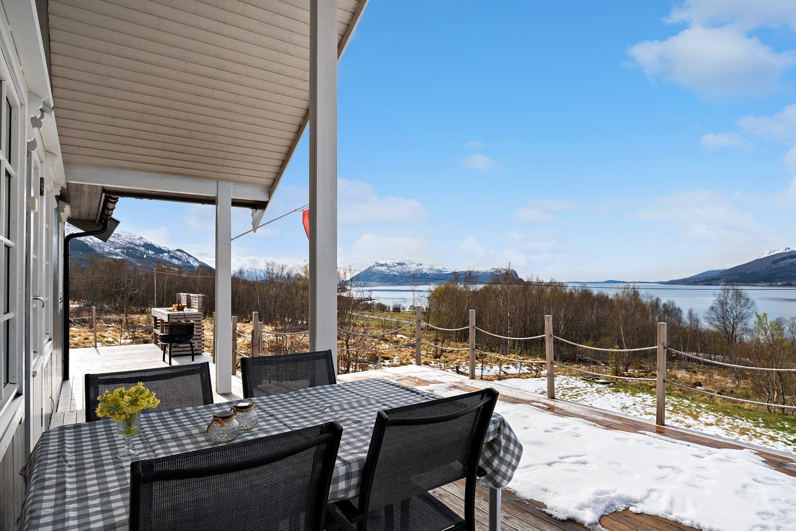 Uteområdet inkluderer en terrasse på ca. 60 m², delvis takoverbygd, samt en veranda på 4 m². Galleribilde