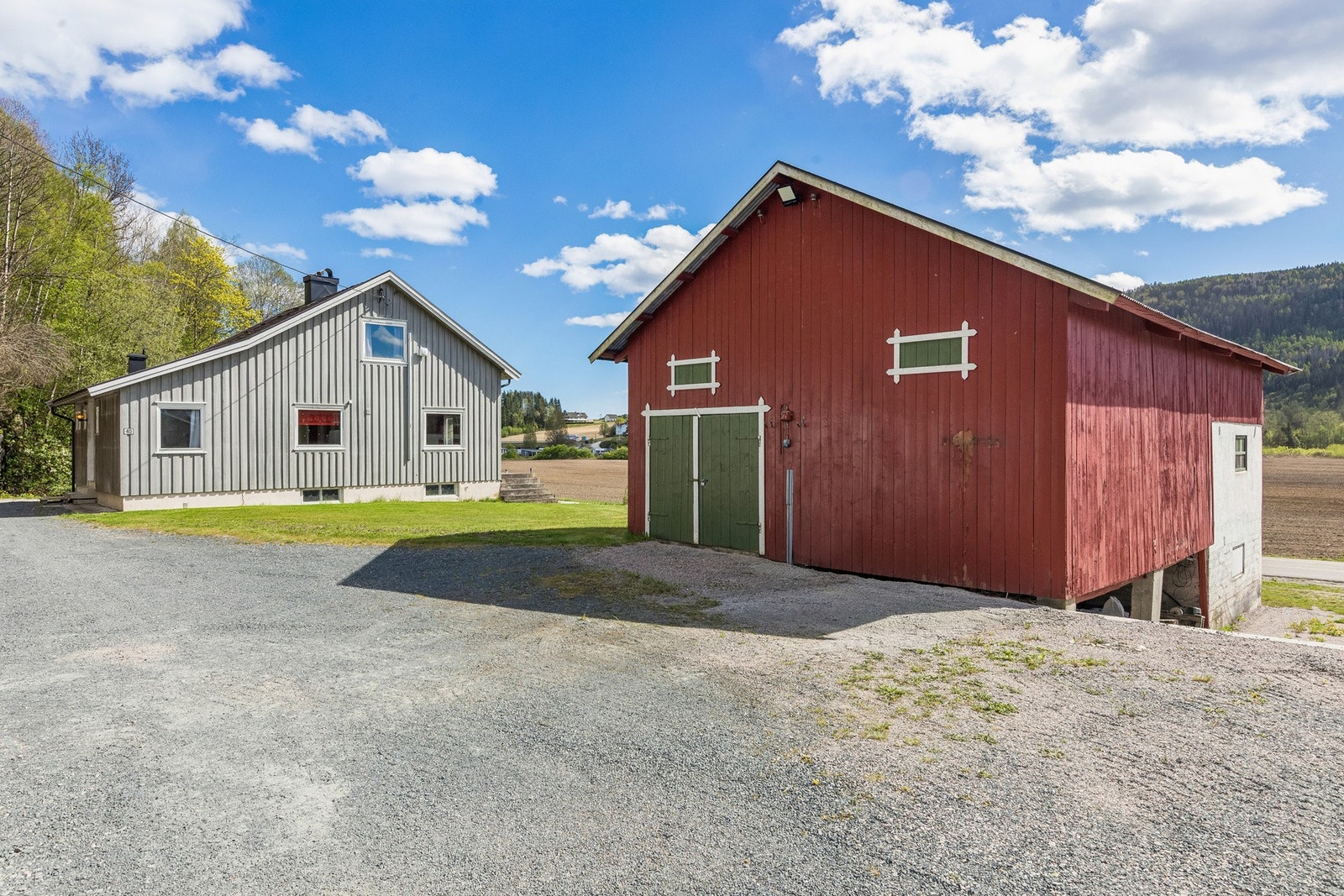Idyllisk tun med våningshus og uthus Galleribilde