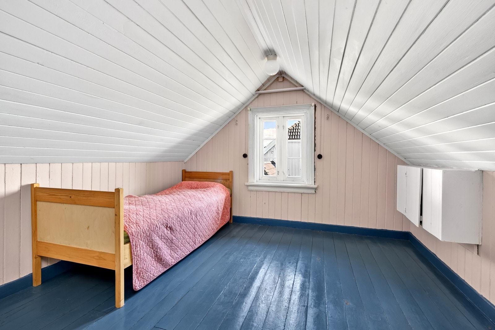 På loftet er det innredet en soveromsløsning. Galleribilde