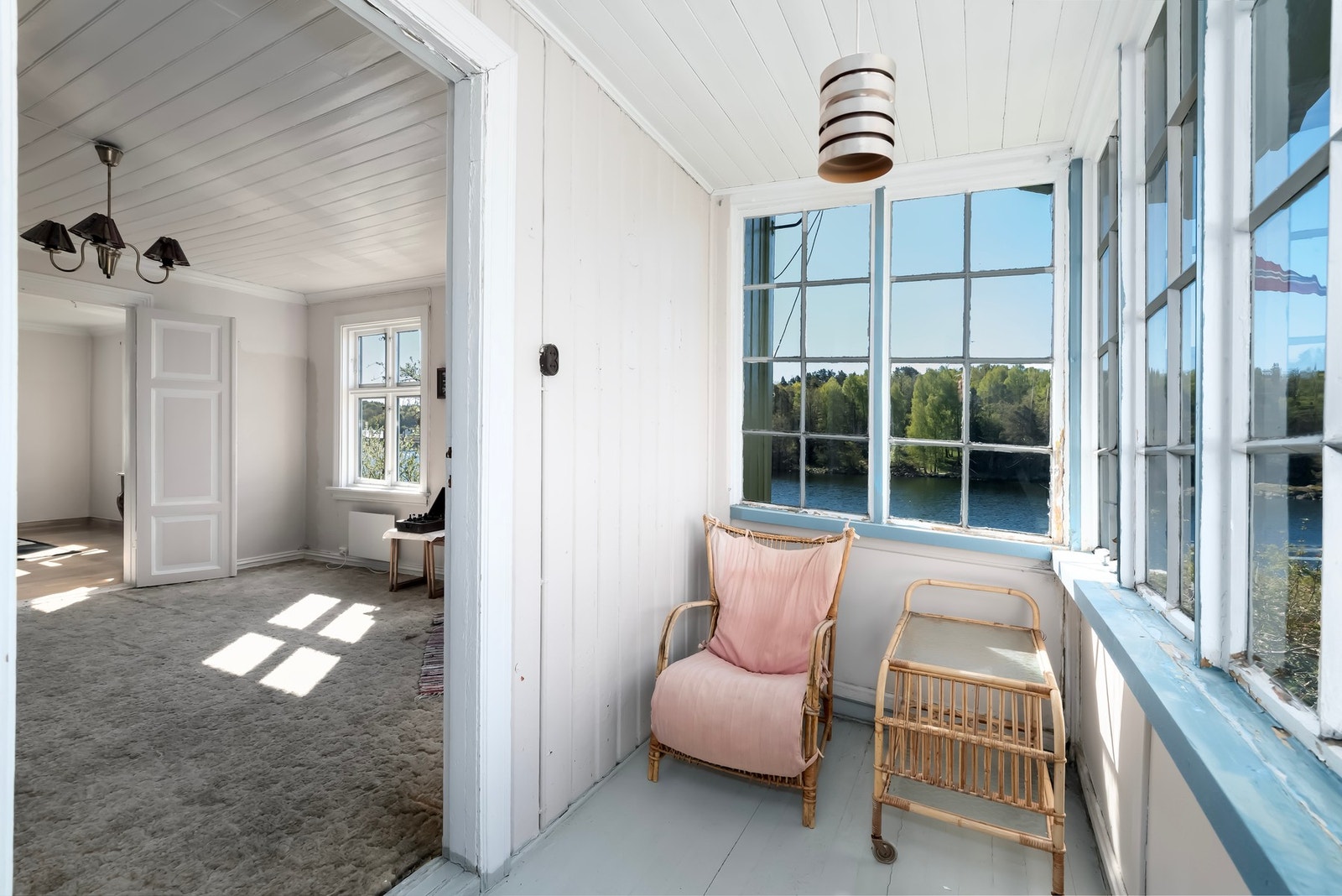 Koselig sommerstue med masse lysinnslipp. Galleribilde
