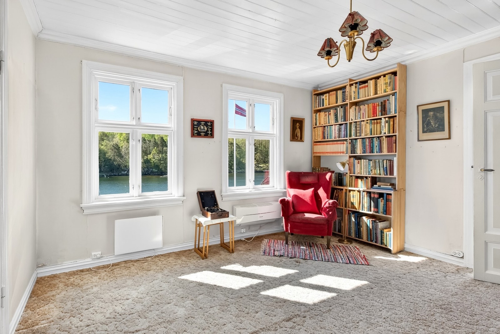 Flere bruksmuligheter, både til spisestue, tv-stue og bibliotek. Galleribilde