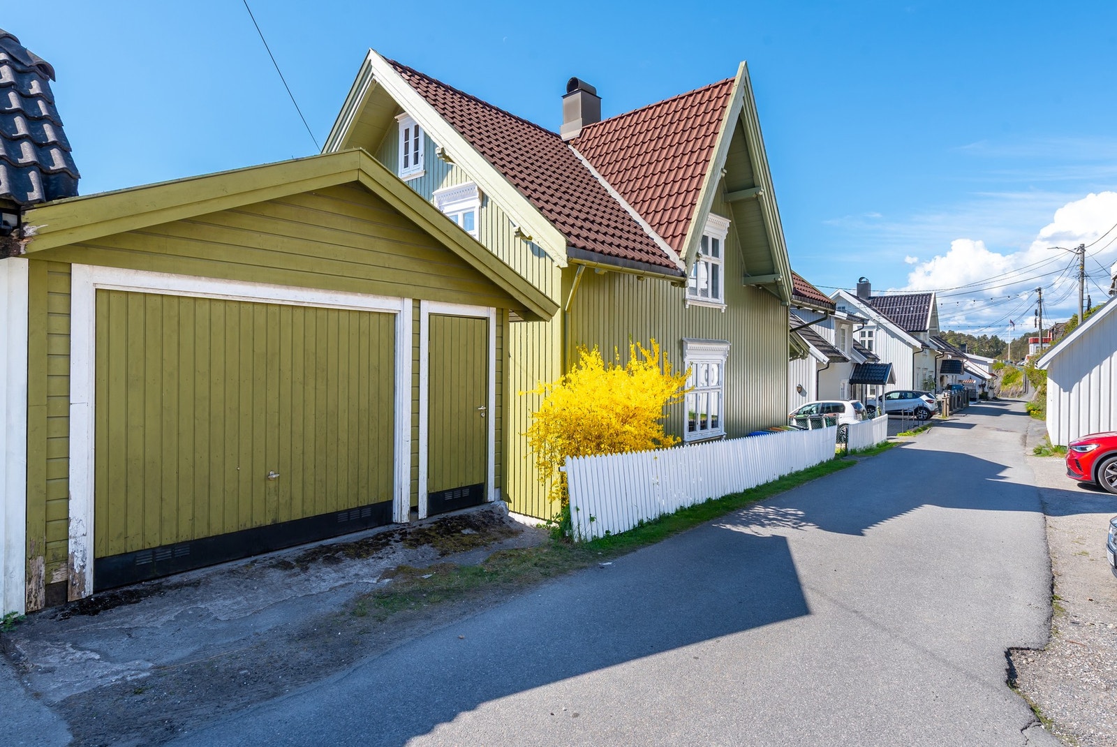 Garasjen er oppført på 90-tallet. Her har en parkeringsmuligheter samt lagring. Galleribilde