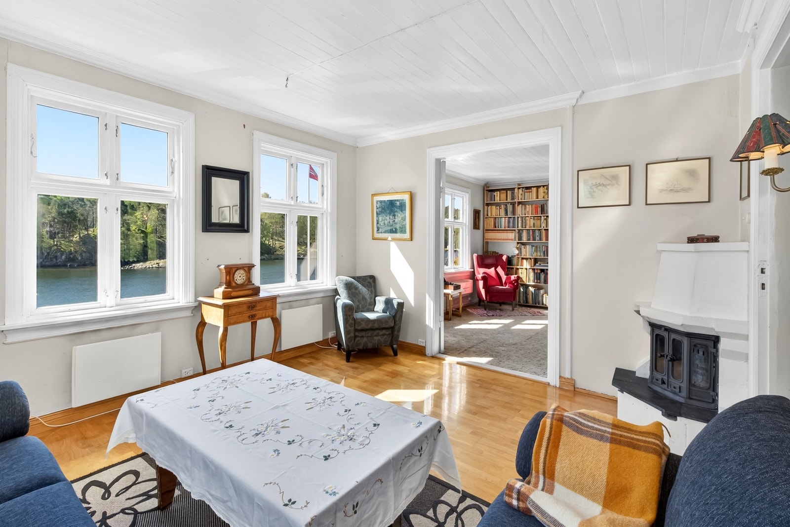 Stua er lys og fin med gode vindusflater. Galleribilde