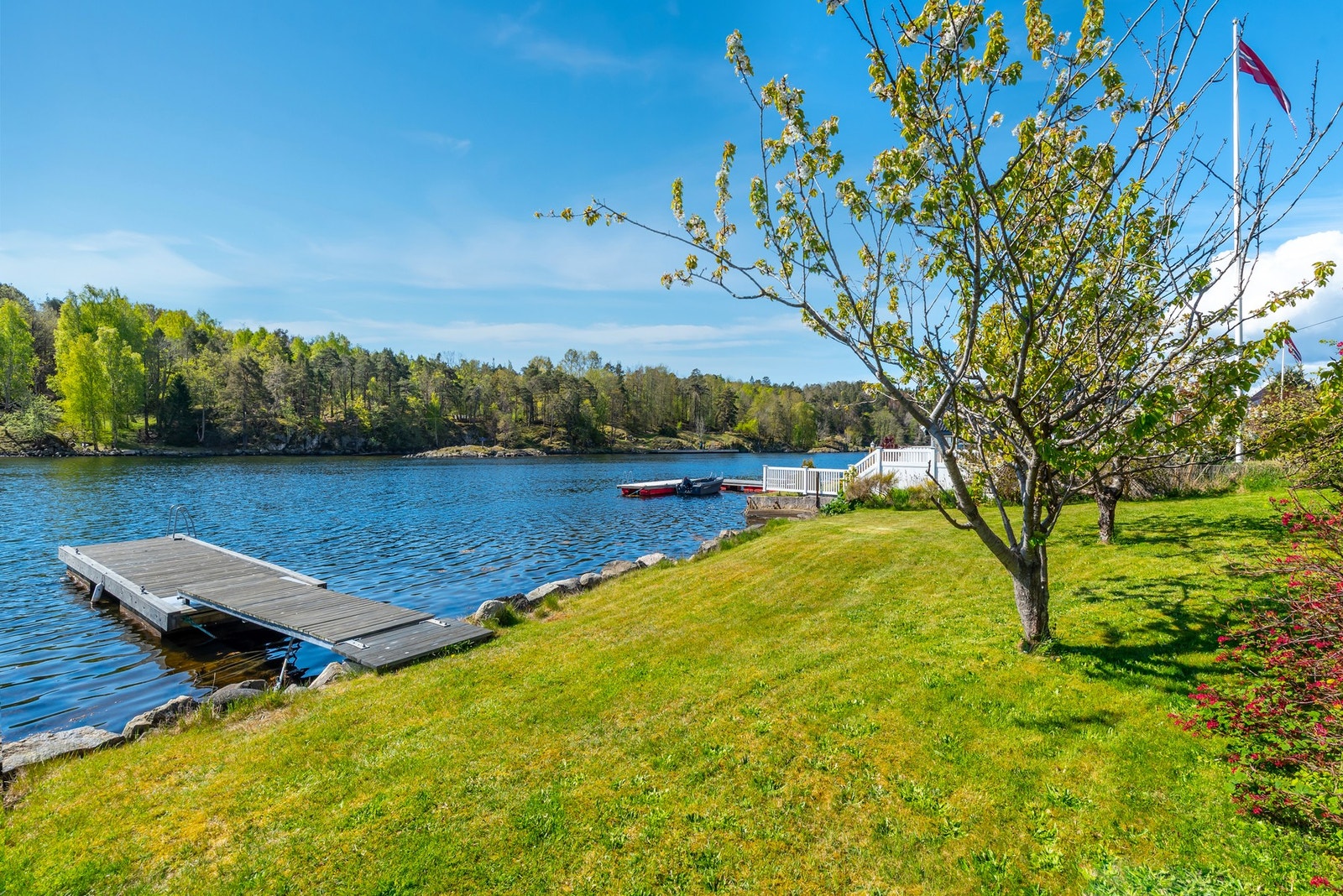 Deilig med egen strandlinje og brygge. Galleribilde