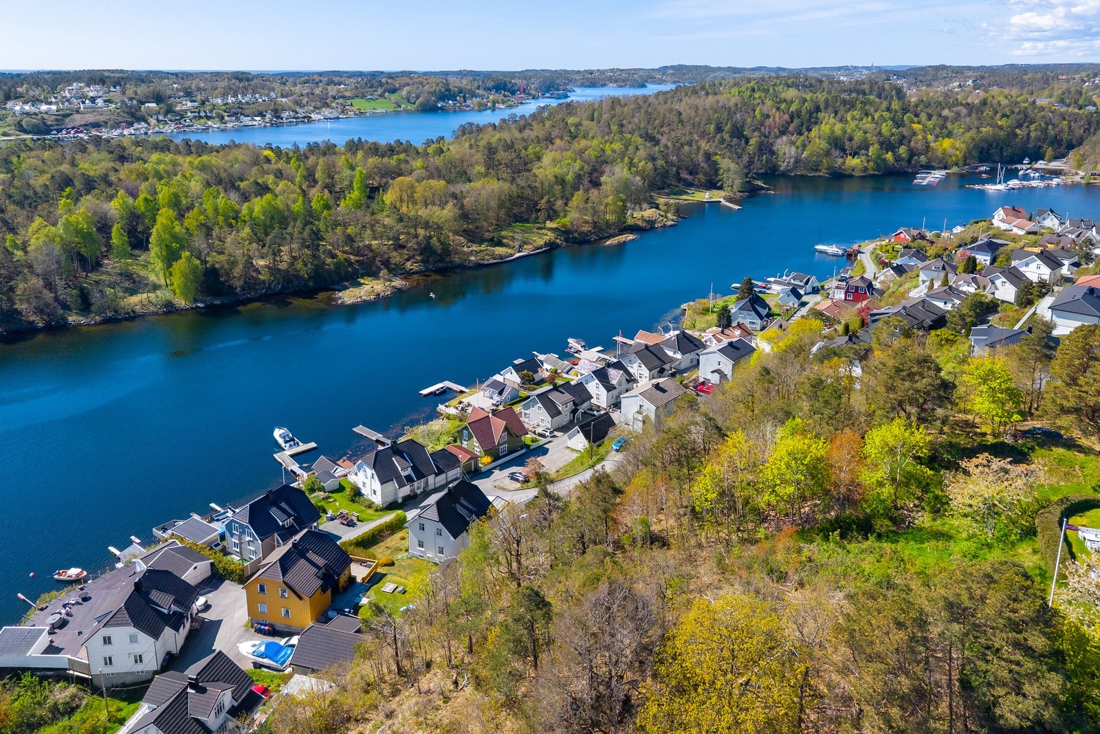Rett utenfor boligen har man fantastisk skjærgård både østover og vestover. Galleribilde
