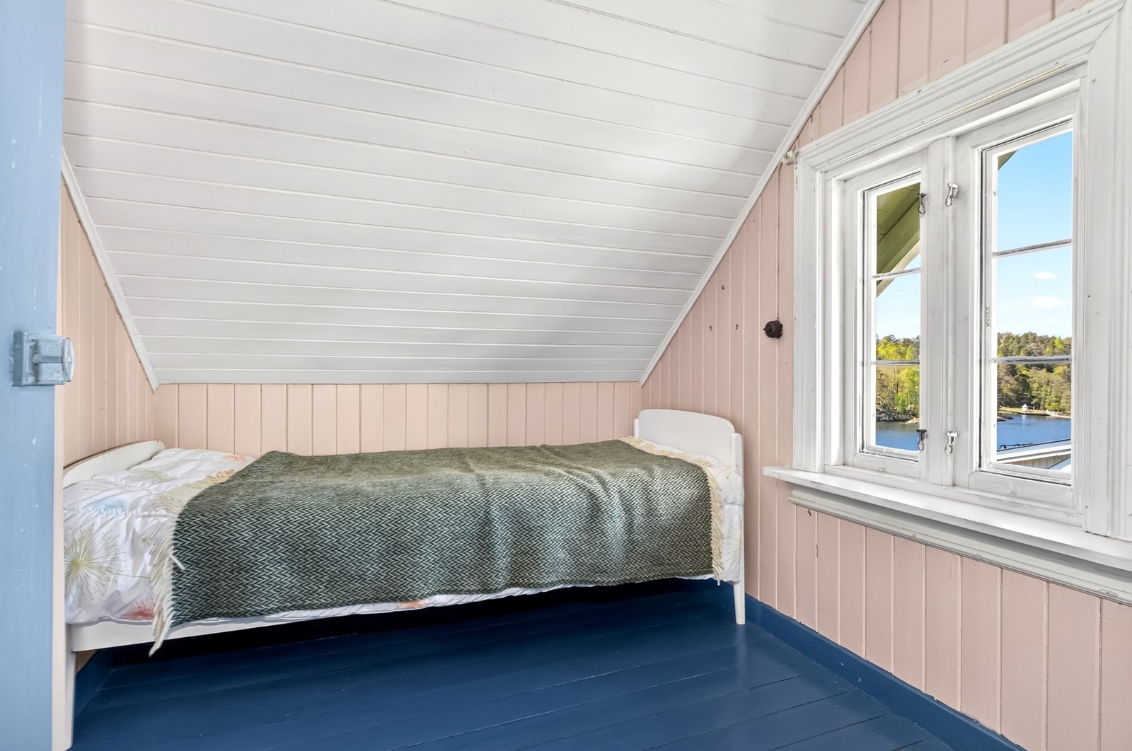 Totalt to rom er innredet til soverom på loftsetasjen. Galleribilde
