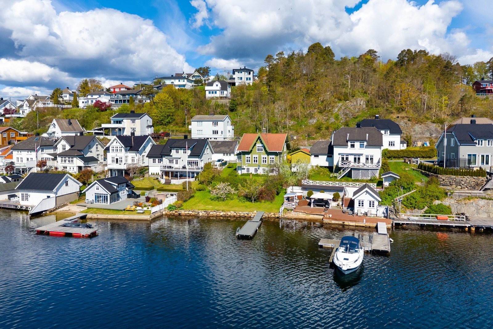 God mulighet til å skaffe deg flott strandeiendom med romslig hage, strandlinje og brygge! Galleribilde