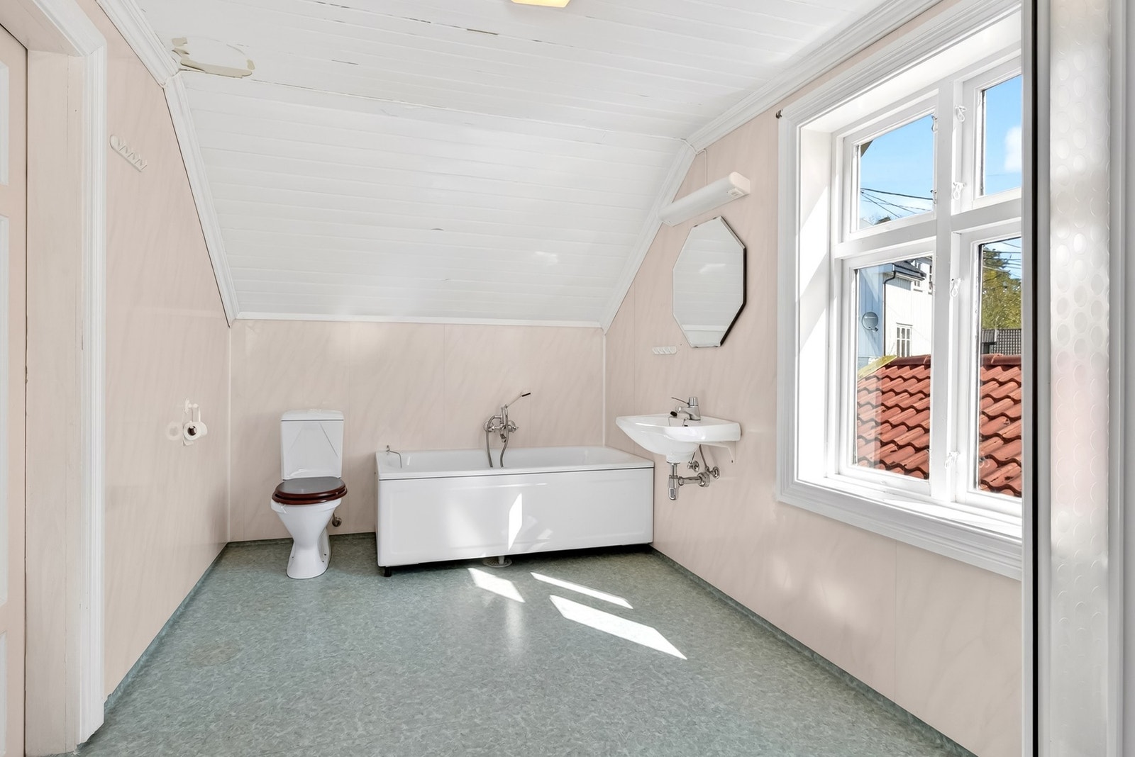 Badet byr på både dusj og badekar. Galleribilde