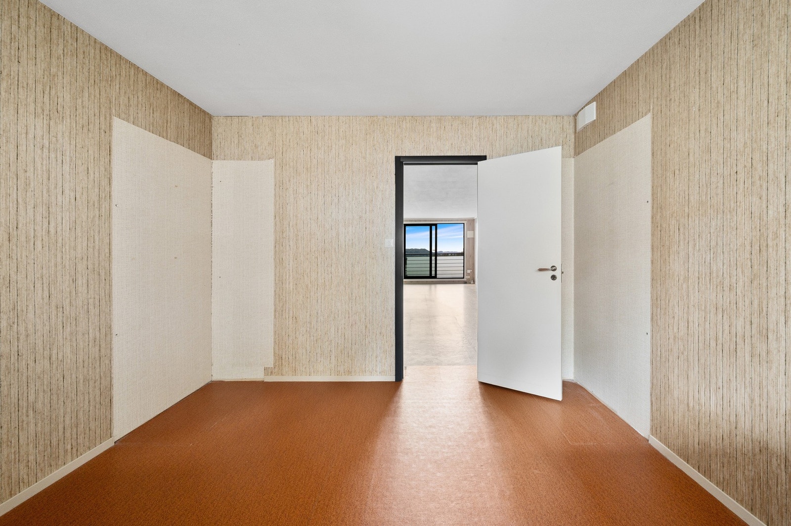 De kan innredes med seng, nattbord og garderobe Galleribilde