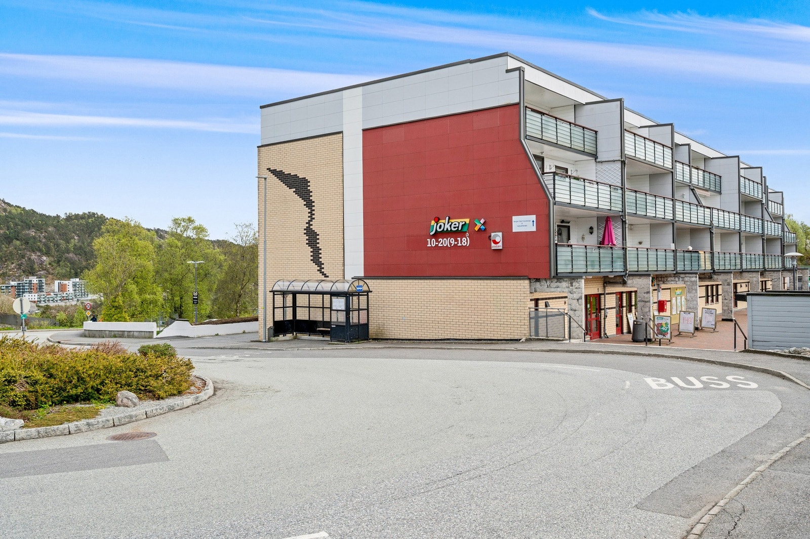 Her er det også busstopp hvor linje 40 tar deg mot Vestkanten og Bergen sentrum Galleribilde
