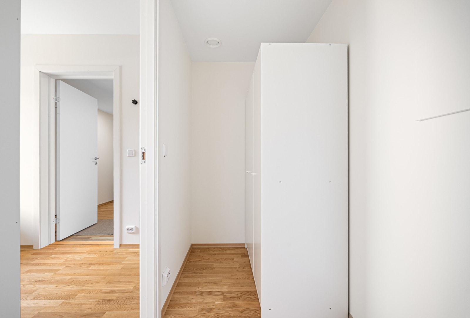 Vannbåren oppvarming via radiatorer. Det er også balansert ventilasjon i leiligheten. Galleribilde