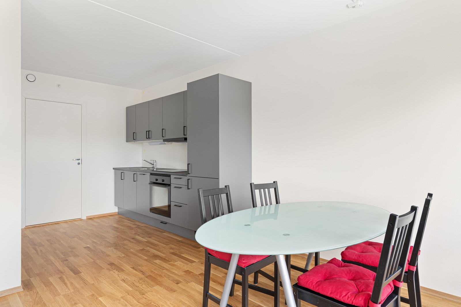 Leiligheten har en åpen stue-/kjøkkenløsning på 27,8 m². Galleribilde