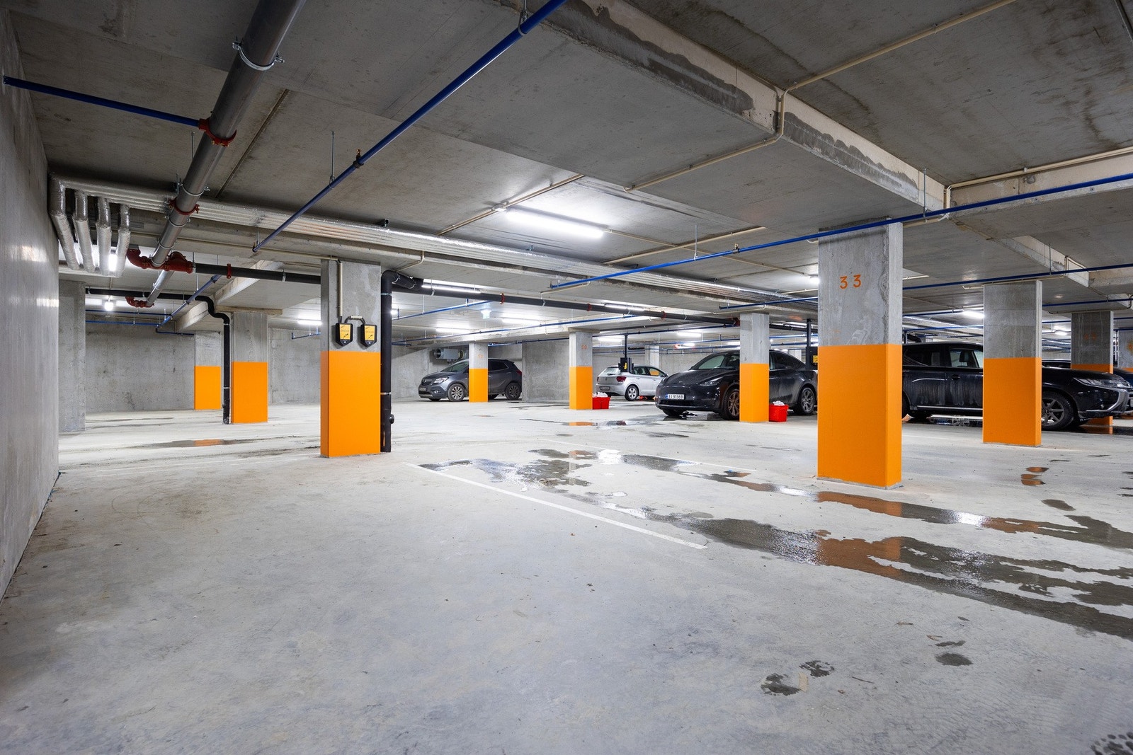 Egen parkeringsplass i parkeringskjeller, med mulighet for elbillading. P-plass er inkludert i felleskostnad. Kjeller med tilleggstjenester eies av Y-park AS som leier ut arealene og tilleggstjenestene til beboerne og sameiet. Bilvaskeanlegg i bygg B. Galleribilde