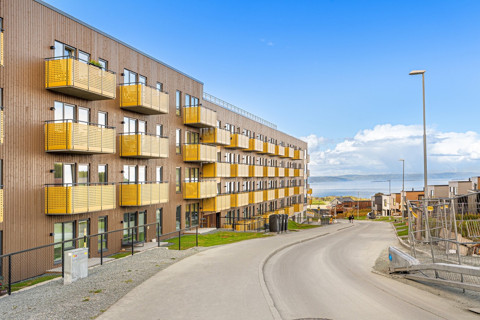Nærmeste holdeplass ligger kun ca. 500 meter unna. Her går linje 10 fra tidlig morgen til sen kveld, ukedager som helg, samt linje 80 som går i rushtid. Her har du nærhet til sentrum, samtidig som du bor fredelig og landlig. Galleribilde