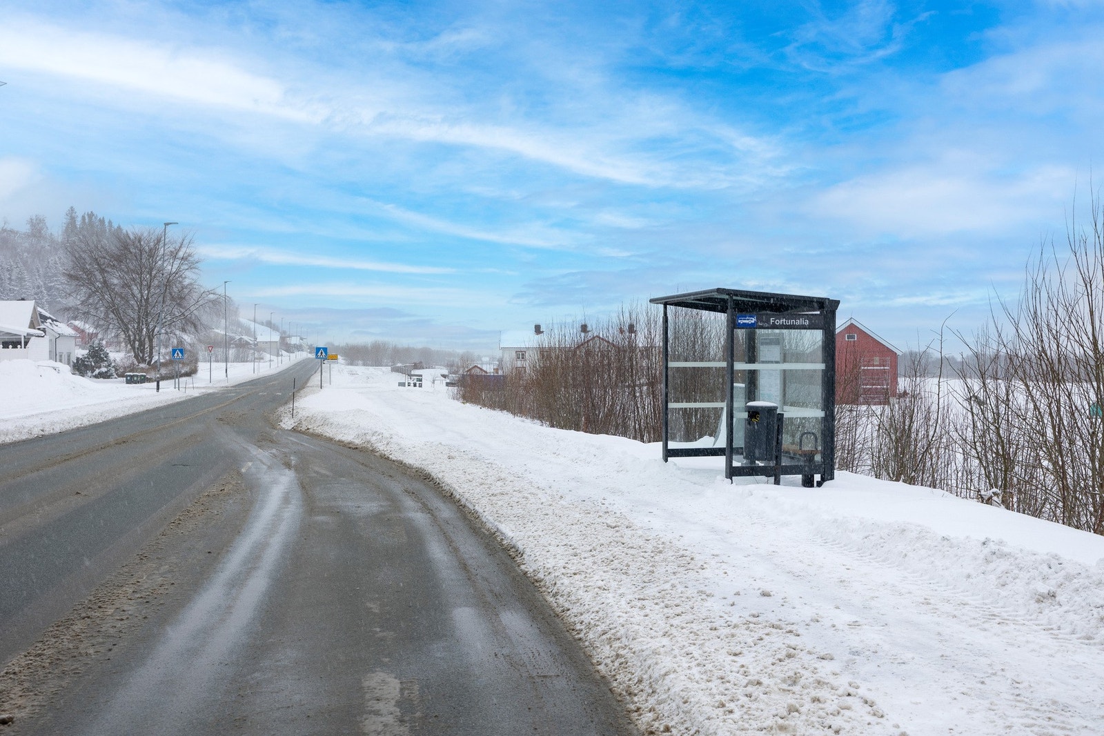 Nærmeste holdeplass ligger kun ca. 500 meter unna. Her går linje 10 fra tidlig morgen til sen kveld, ukedager som helg, samt linje 80 som går i rushtid. Her har du nærhet til sentrum, samtidig som du bor fredelig og landlig. Galleribilde