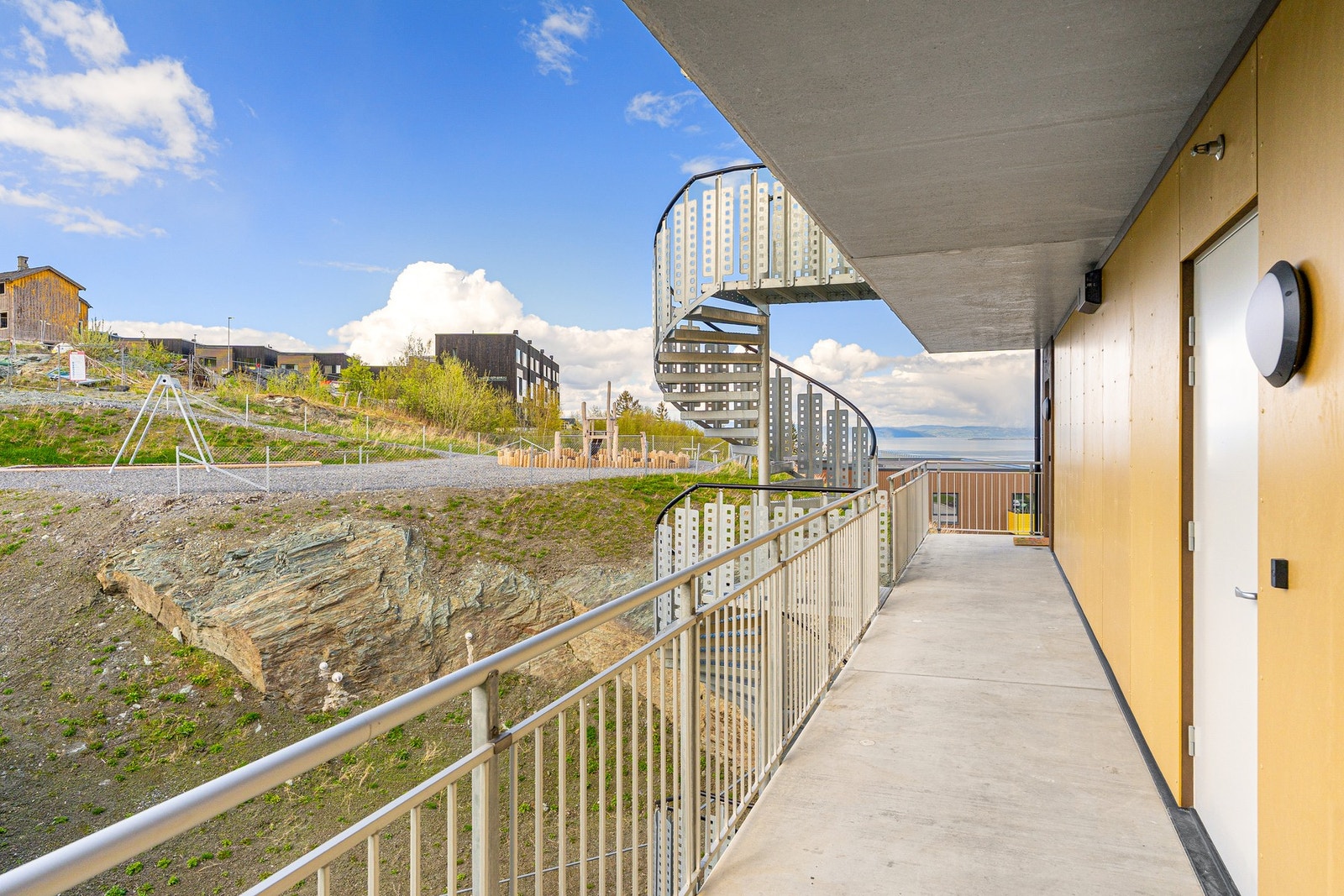 Felles takterrasse som kan benyttes av beboerne. Flotte utsikts- og solforhold fra terrassen. Her kan en nyte fine sommerdager med familie og venner. Galleribilde