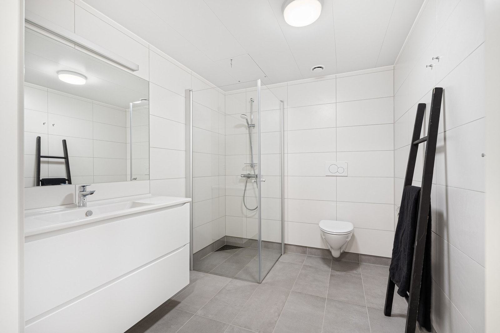 Pent flislagt baderom fra byggeår. Galleribilde