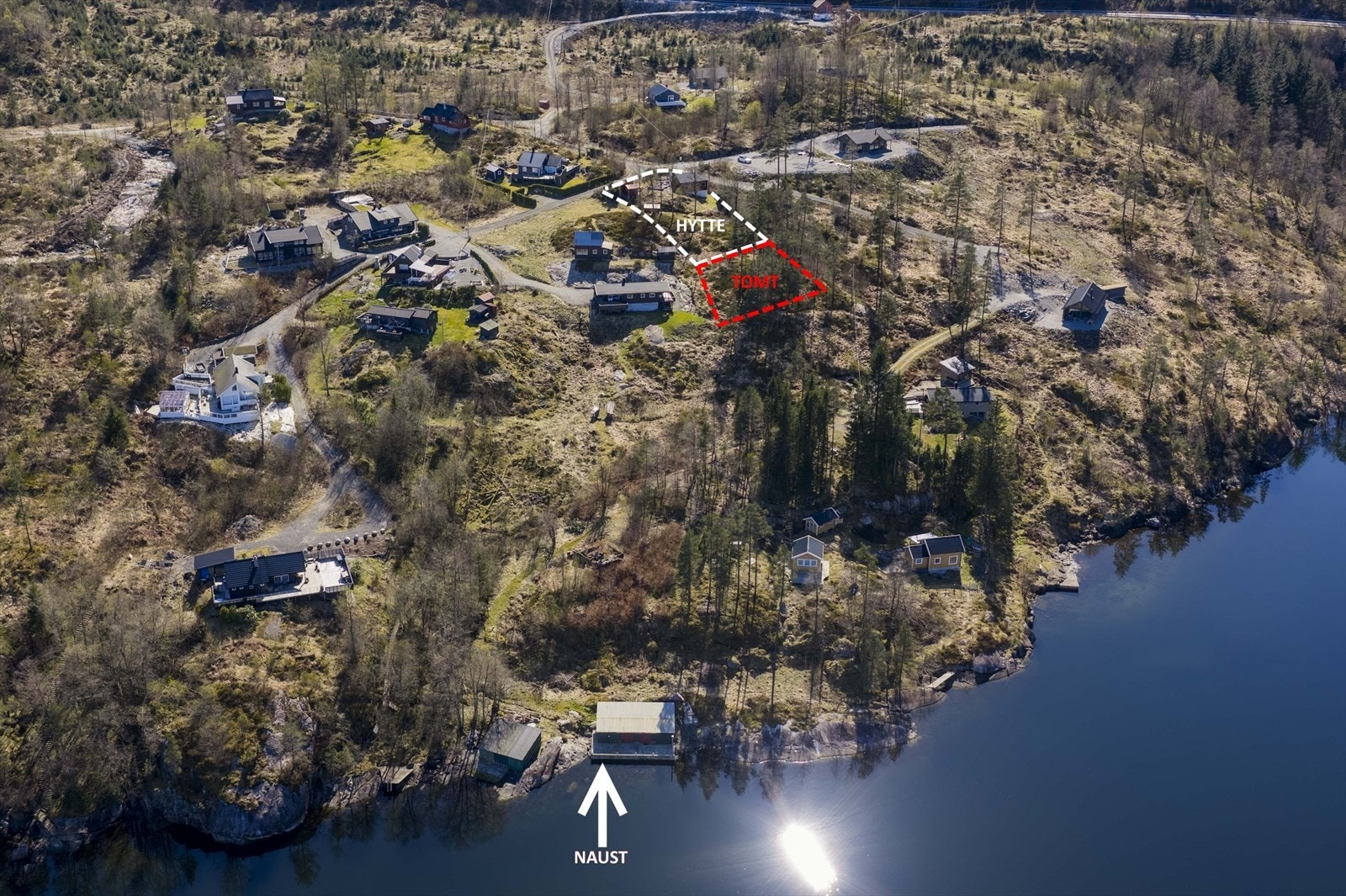 Oversikt tomt (og hytte med naust) Galleribilde