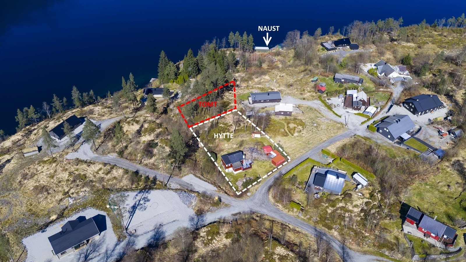 Oversikt tomt og hytte for salg. Naust er tilhørende hytta Galleribilde