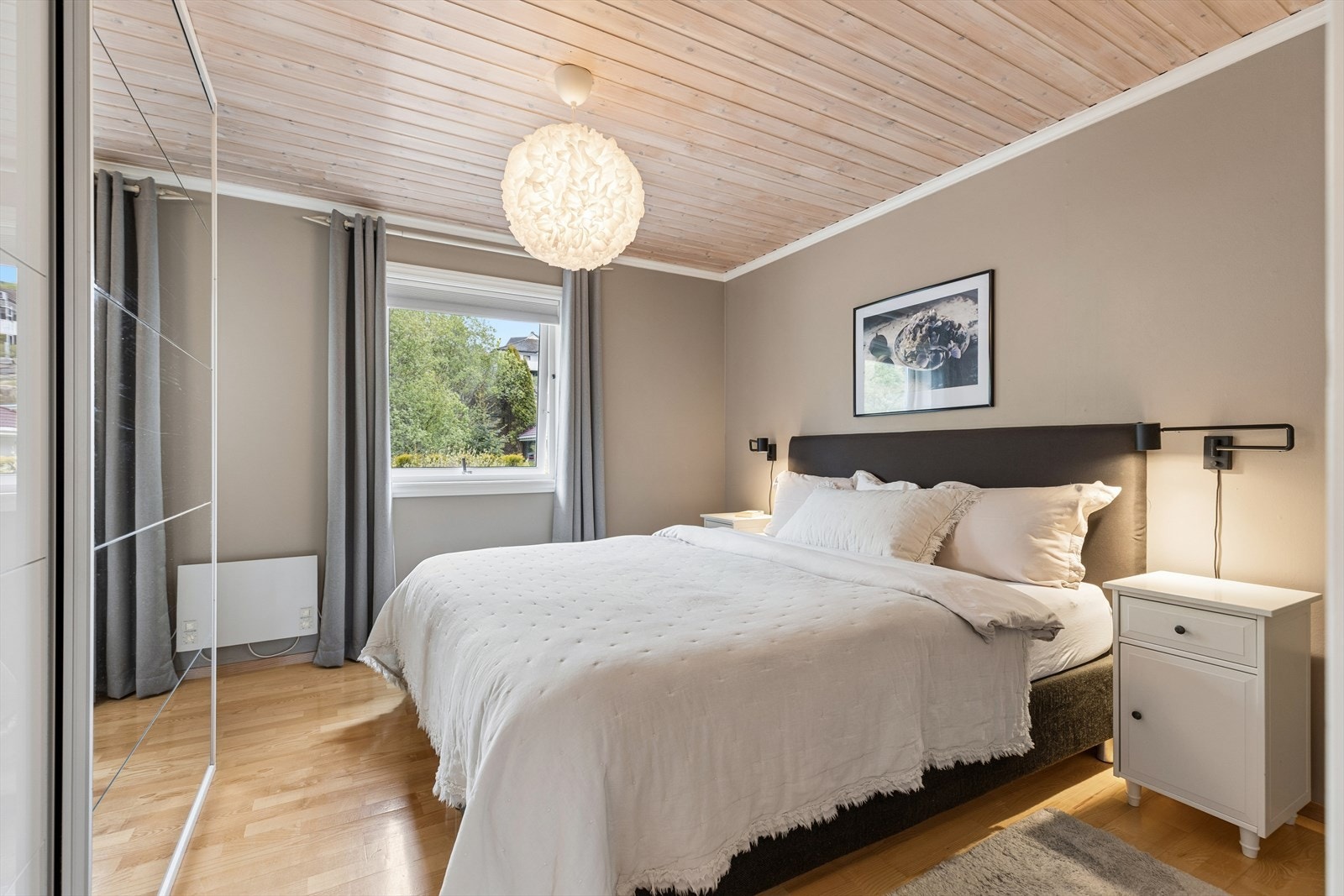 Soverom med rolig uttrykk og plass til dobbeltseng. Vindu gir fint lysinnslipp, og garderobeløsning med skyvedører gir god oppbevaringsplass. Galleribilde