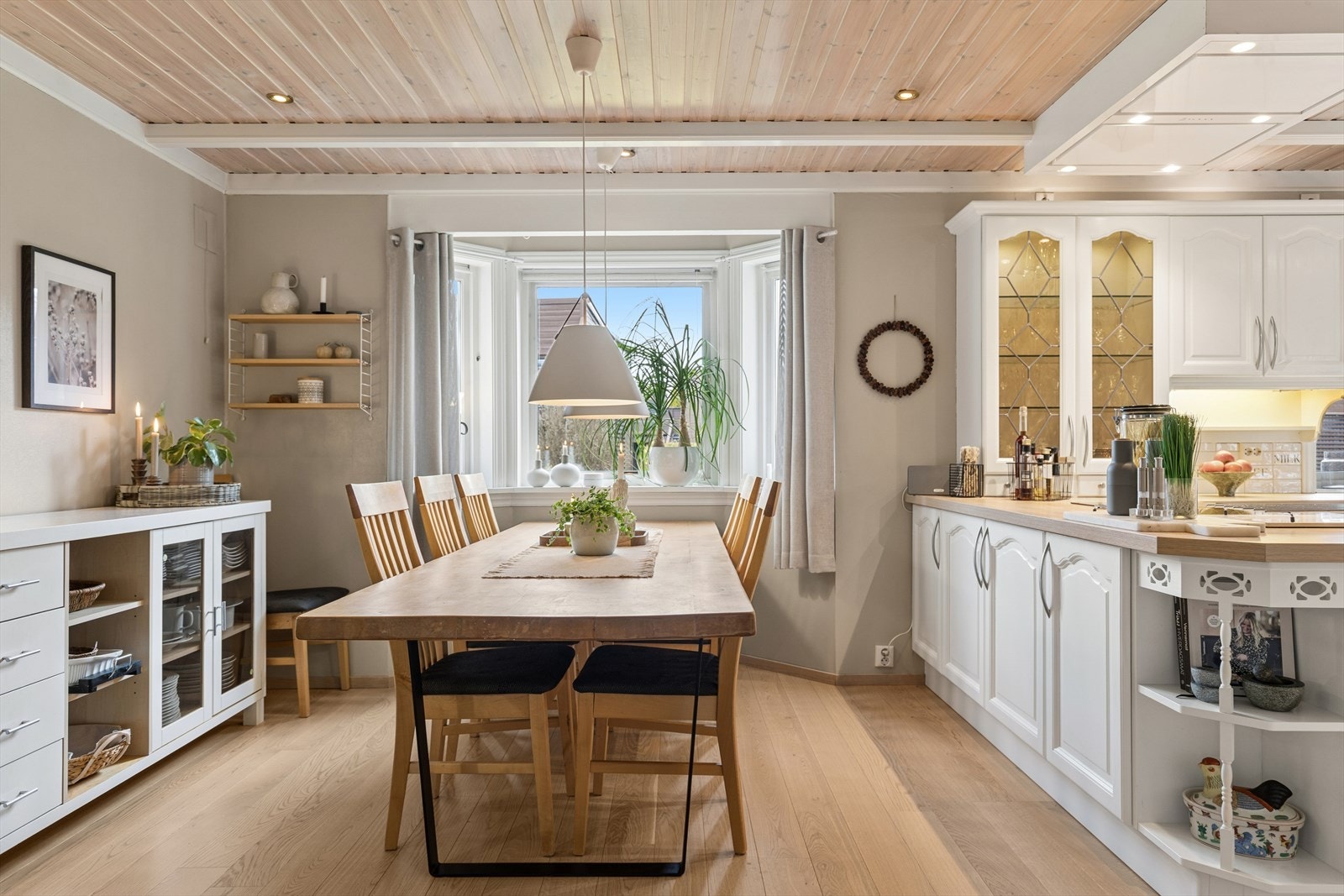 Spiseplass i tilknytning til kjøkkenet med god plass til langbord. Vindu gir fint lys inn, mens løsningen skaper en praktisk og sosial sone i hverdagen. Galleribilde
