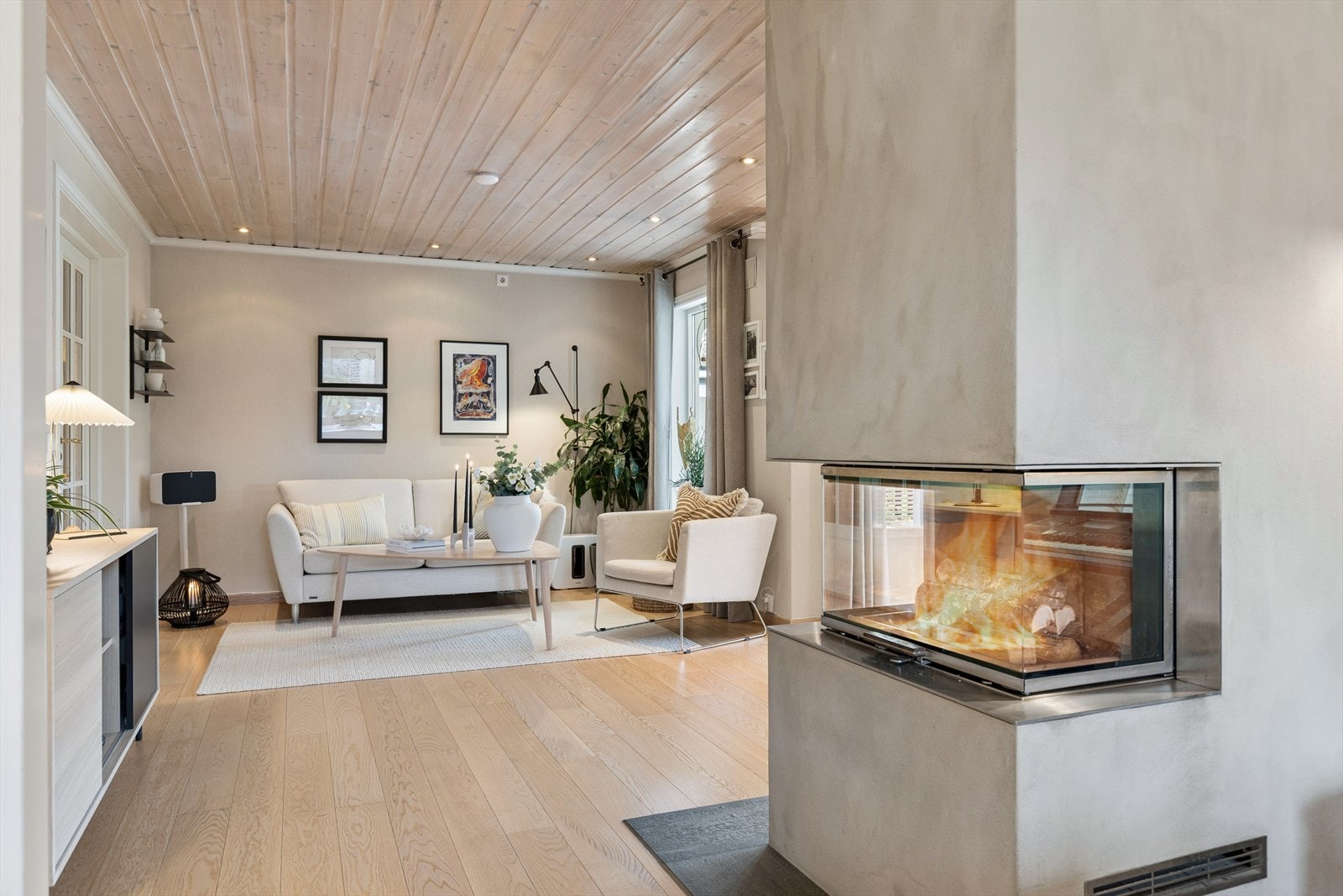 Moderne Rais vedovn plassert sentralt i rommet, som skaper en lun atmosfære og binder sonene naturlig sammen. Galleribilde