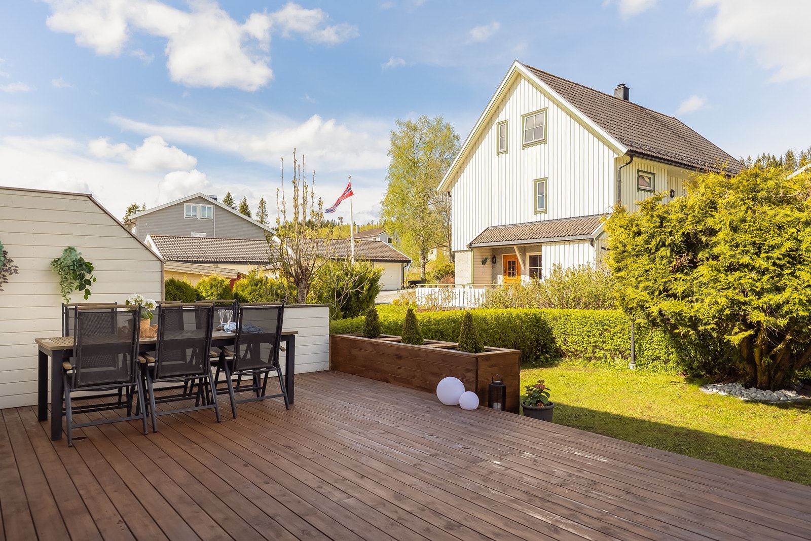 I tillegg til private uteplasser er det tilgang på lekeplass i velforeninga som huset er en del av. Galleribilde
