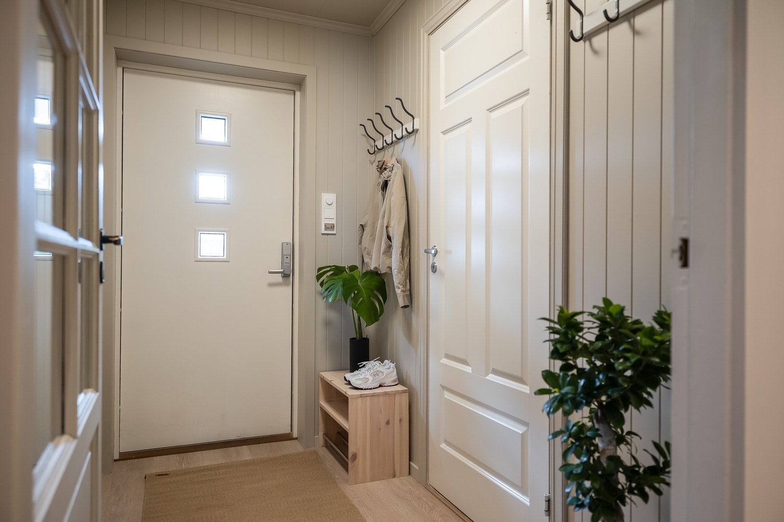 Innbydende entré med god plass for lagring av klær og sko, i tillegg praktisk med tilgang på vaskerom og wc. Galleribilde