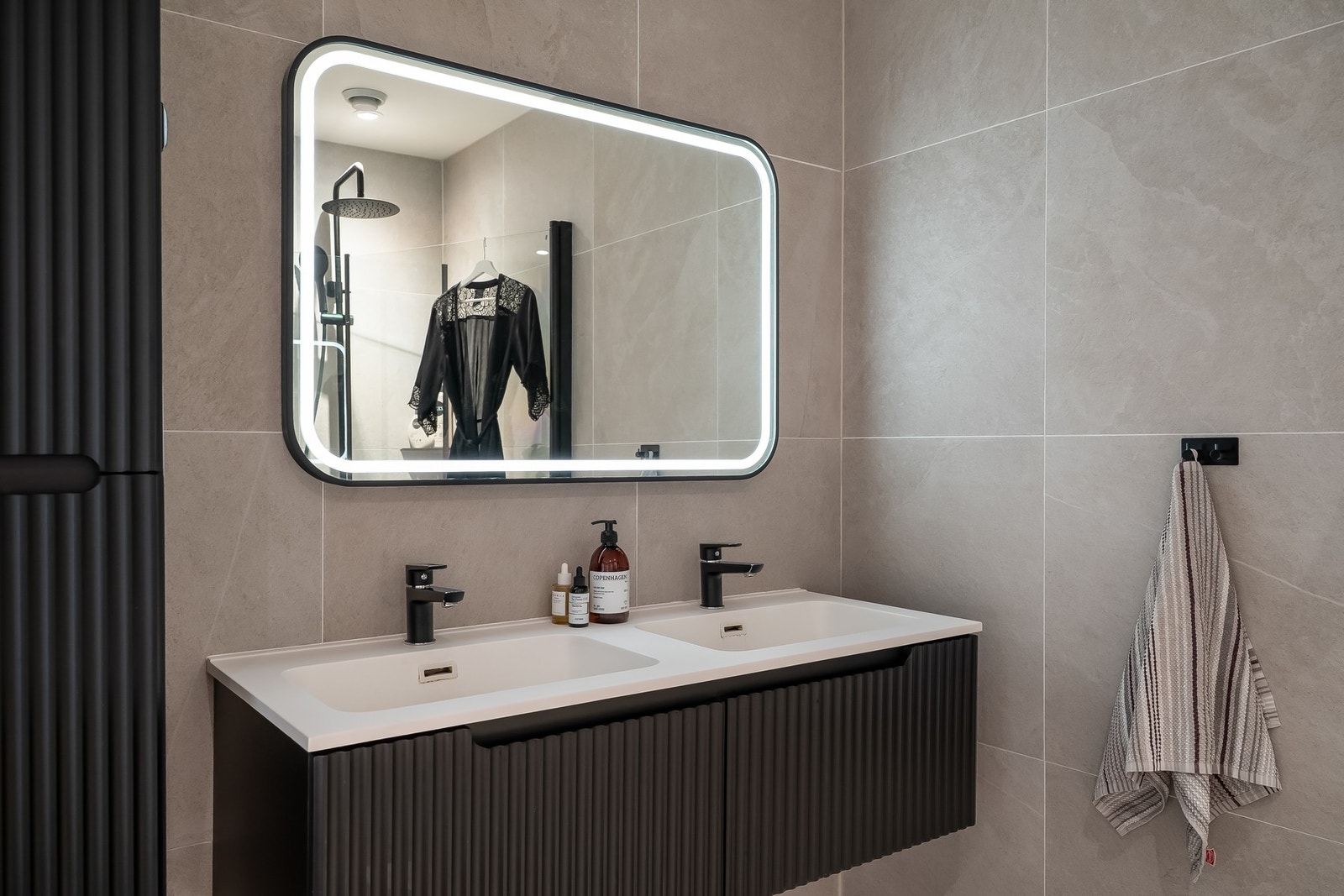 Badet er utstyrt med servant fra 2023 i tillegg til speil med LED-lys som kan dimmes. Galleribilde