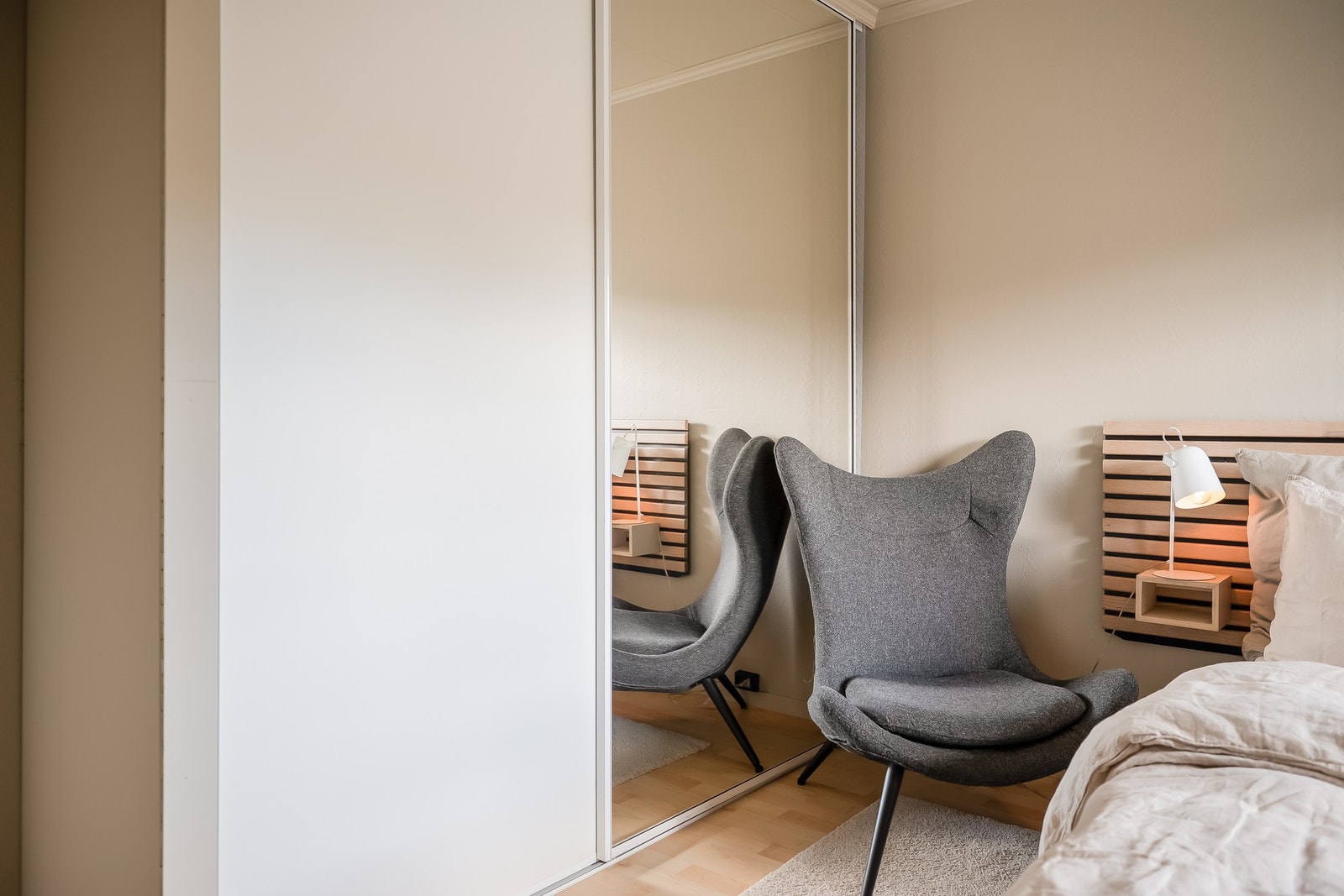 Skyvedørsgarderobe med speil bidrar til en behagelig romfølelse. Galleribilde