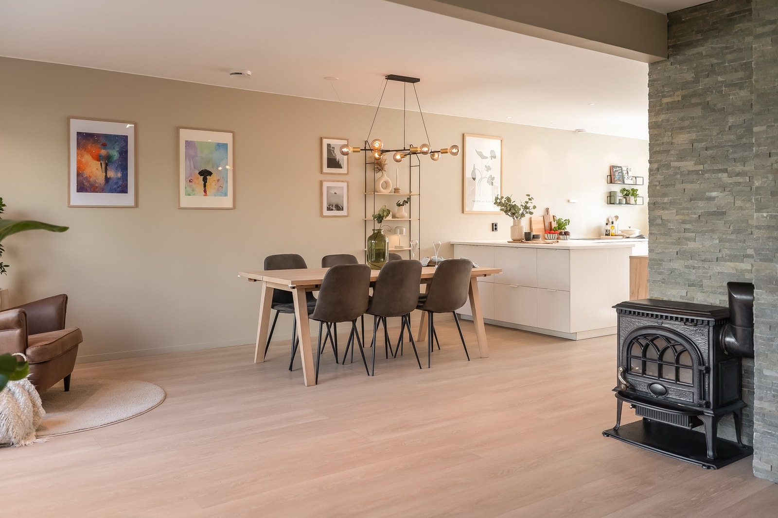 På stuen har man vedovn som effektiv varmekilde på kalde dager. I tillegg er det installert varmepumpe i boligen. Galleribilde