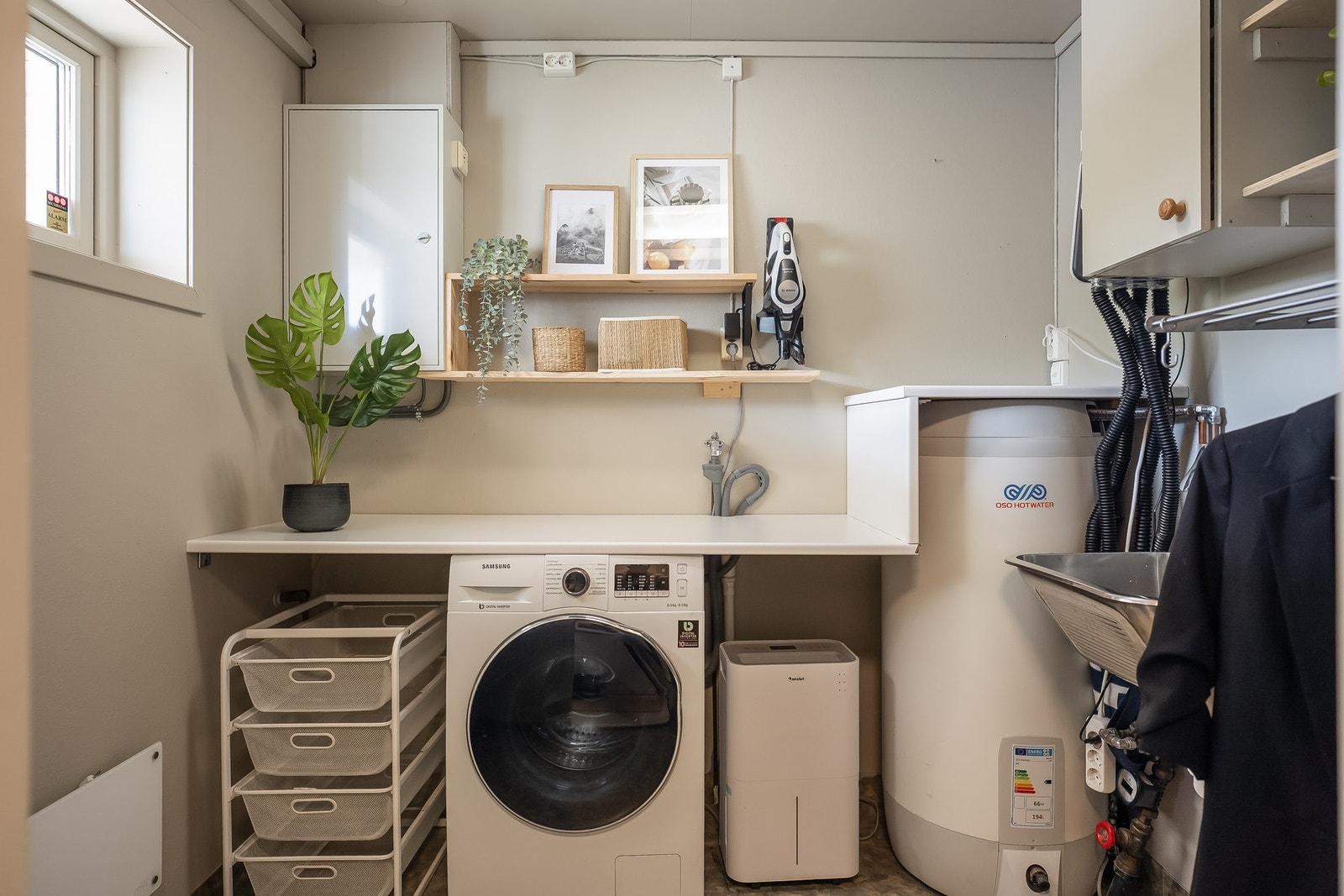 Praktisk vaskerom med varmtvannsbereder fra 2019. Galleribilde