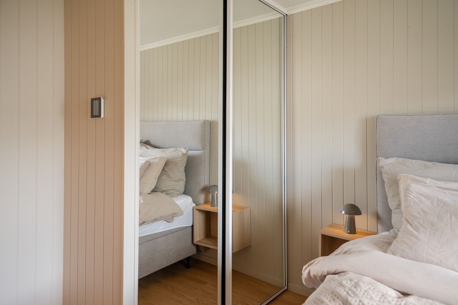 Praktisk skyvedørsgarderobe med god oppbevaringsplass. Galleribilde