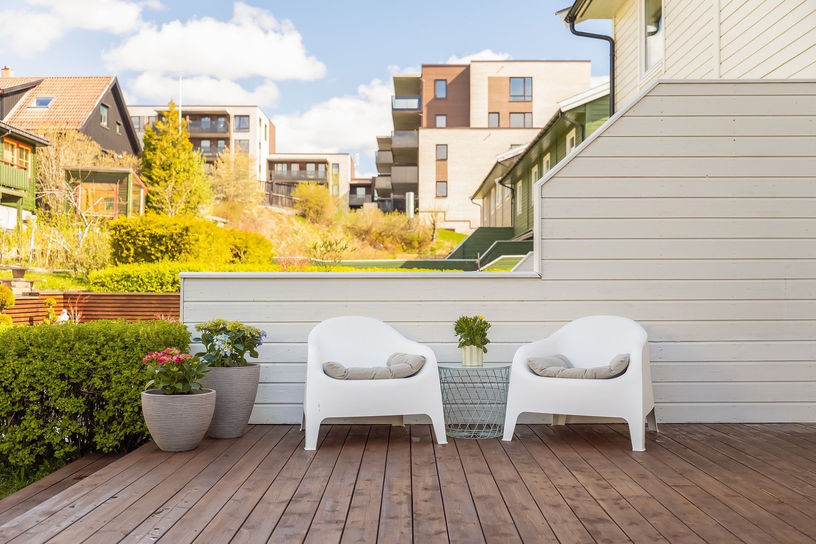 Flott uteplass med 21 kvm terrasse. Galleribilde