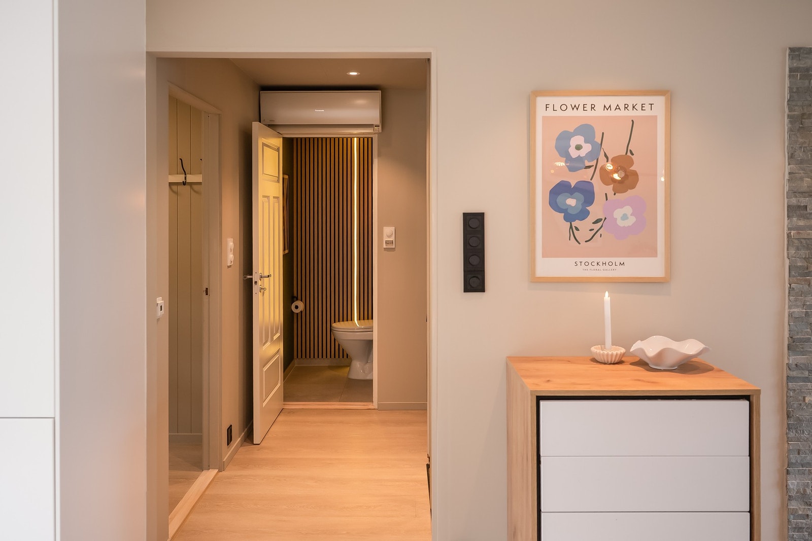 Videre inn i 1. etasje finner man blant annet vaskerom og toalettrom. Galleribilde
