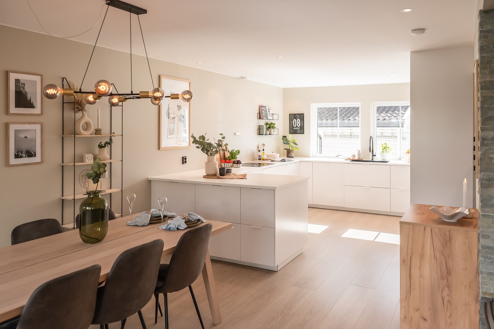 Det er lagt nytt gulv i hele etasjen. I tillegg til at det er etablert balansert ventilasjon som bidrar til et godt inneklima. Galleribilde