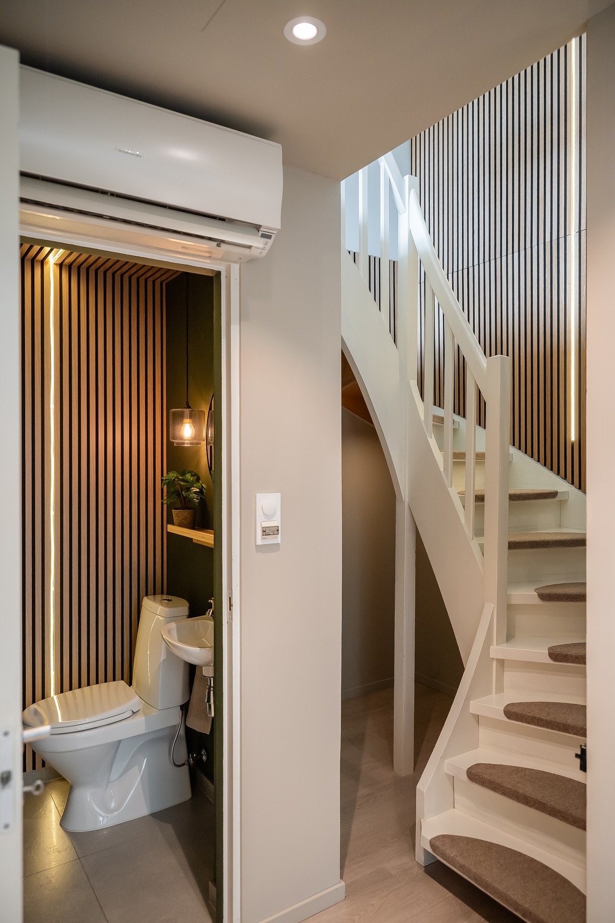 Det finnes plassbygd skyvedørsgarderobe i entré som gir gode lagringsmuligheter. Galleribilde