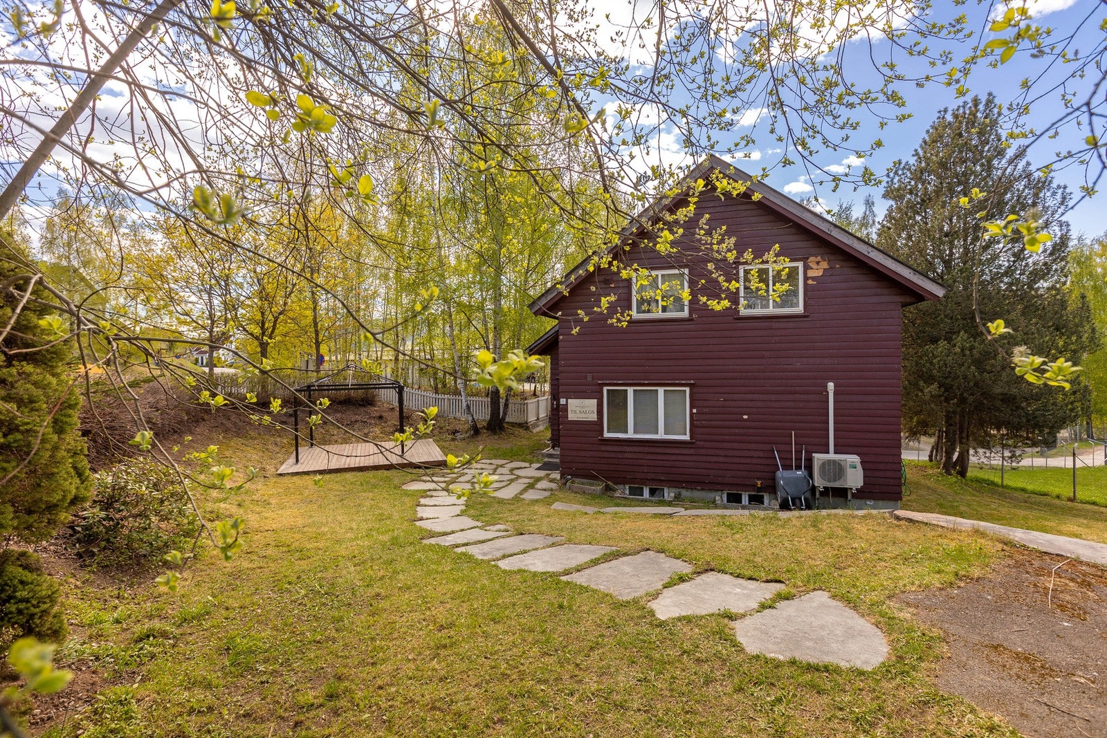 Tomten har gode arealer for lek, hage og avslapning. Galleribilde