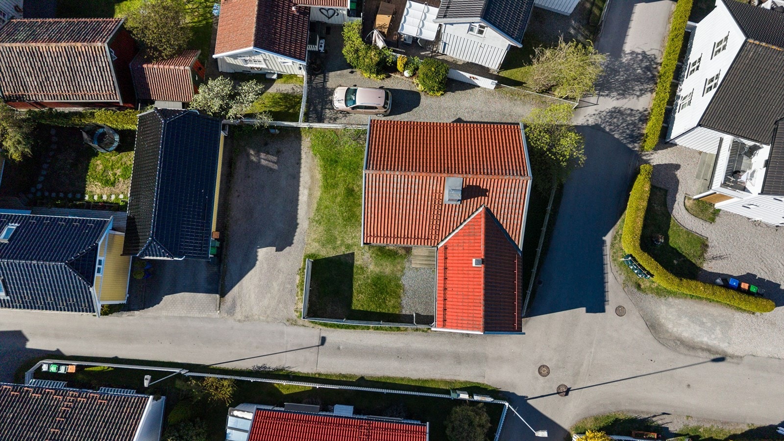 Eiendommen har en fin plassering i nabolaget, med hage, terrasse og uteområde. Gode parkeringsmuligheter. Galleribilde