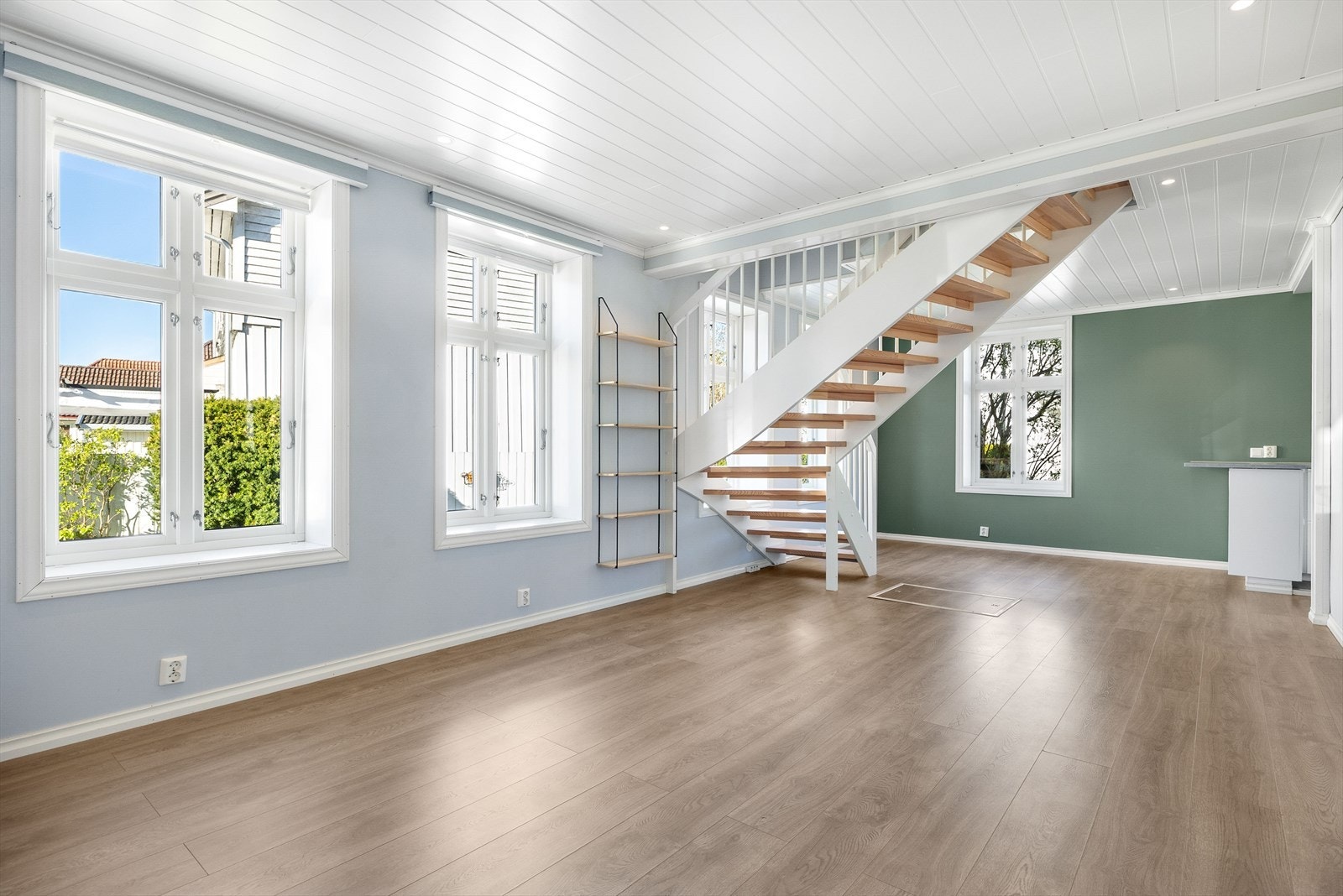 Boligen byr på en romslig og hyggelig stue med gode møbleringsmuligheter. Galleribilde