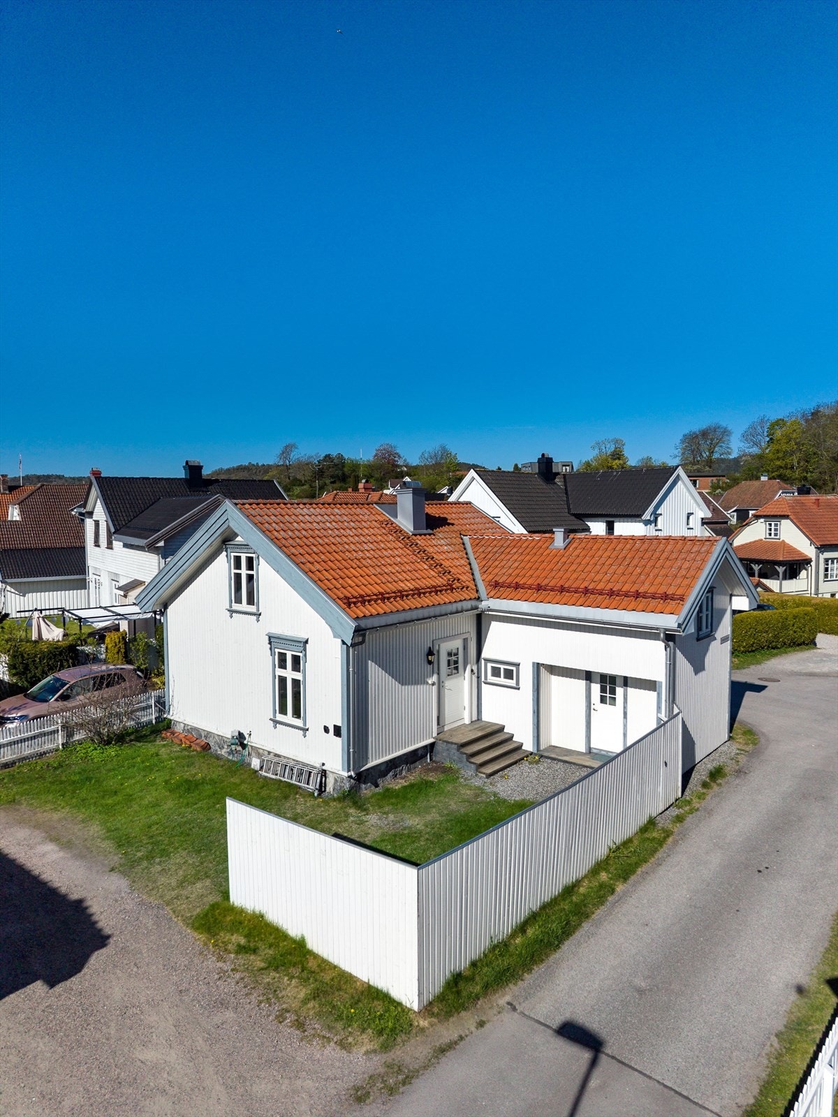 Eiendommen ligger på en lettstelt tomt med gode solforhold og hyggelige uteområder som inviterer til både avslapning og sosialt samvær. Galleribilde