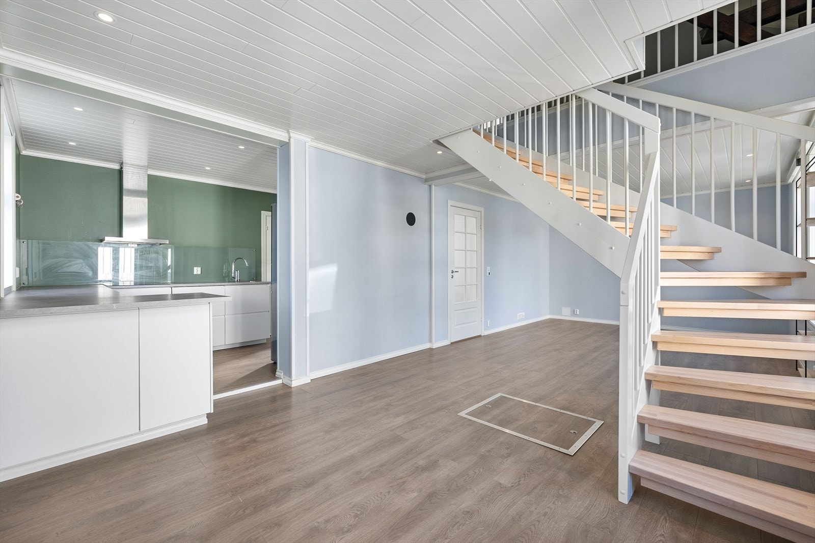 Stuen fremstår lun og innbydende med plass til både sofagruppe og øvrig møblement. Galleribilde