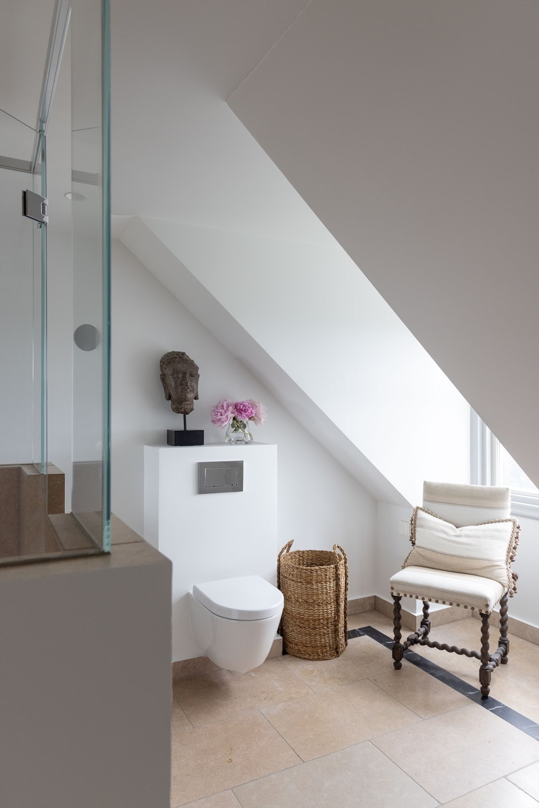 Badet er utstyrt med Villeroy Boch Architectura underlimingsservant, Dornbracht Madison servantbatteri samt HG Axor Starck innebygd dusjløsning i krom med både hodedusj og hånddusj Galleribilde