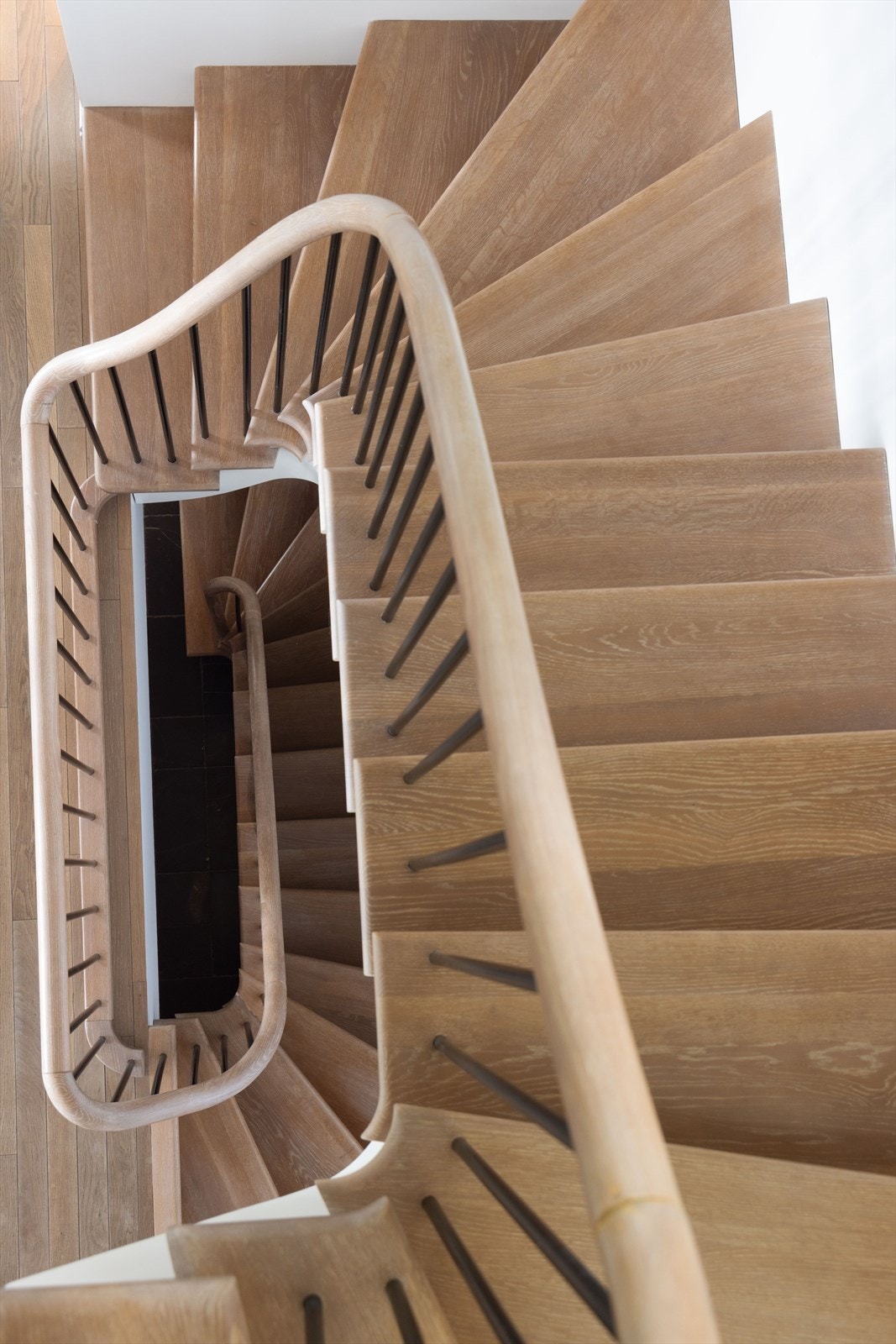 Den plassbygde trappen i heltre eik binder etasjene sammen på en elegant måte og er et naturlig blikkfang i boligen Galleribilde