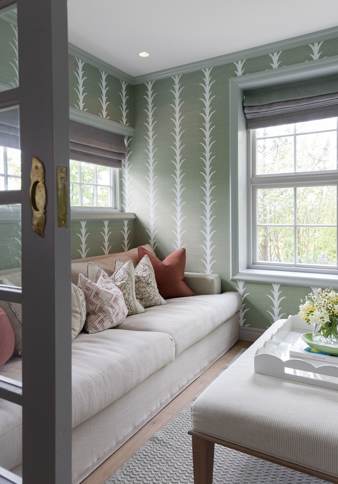 Biblioteket / TV-stuen har Acanthus Stripe Sisal tapet fra Schumacher Galleribilde