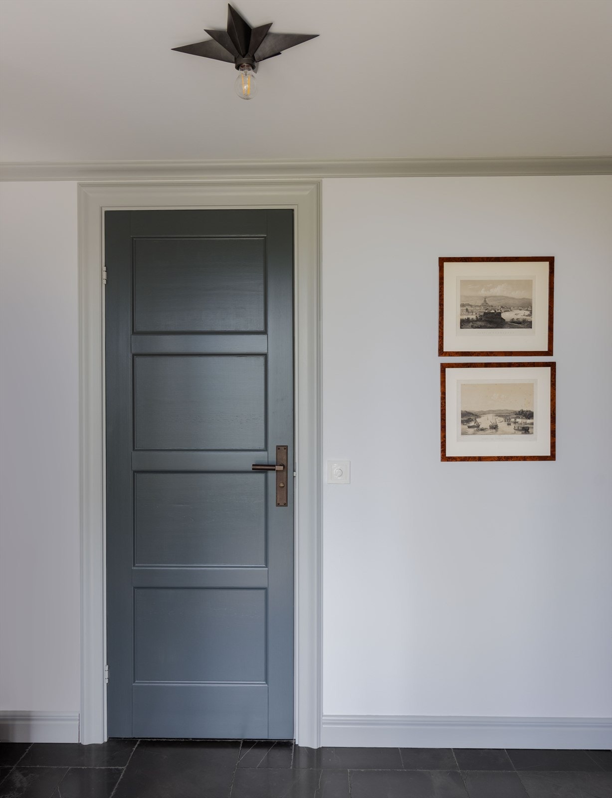 I tilknytning til entréen er det et praktisk gjestetoalett Galleribilde