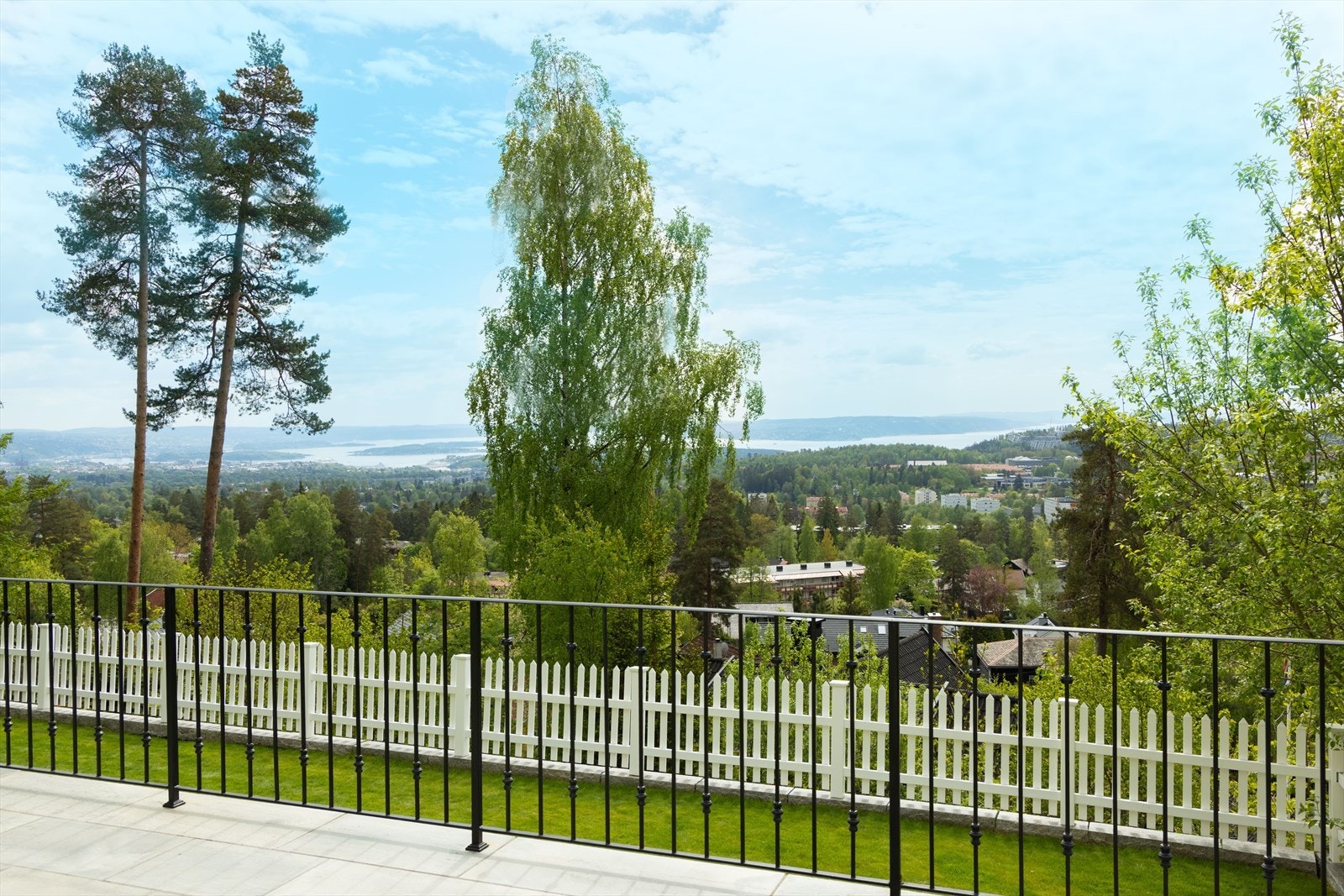 Fra plattingen er det videre adkomst til eiendommens store, frodige hage - Hagen har flere flate partier og egner seg godt til ballspill, samt plassering av trampoline, og gir rikelig med boltreplass for både små og store Galleribilde