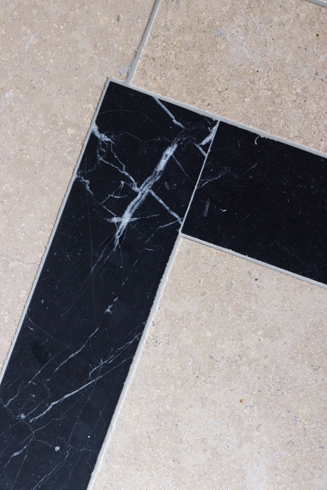 Masterbadet har gulv i Fognini Pearl med bord i Ero Marquina Galleribilde