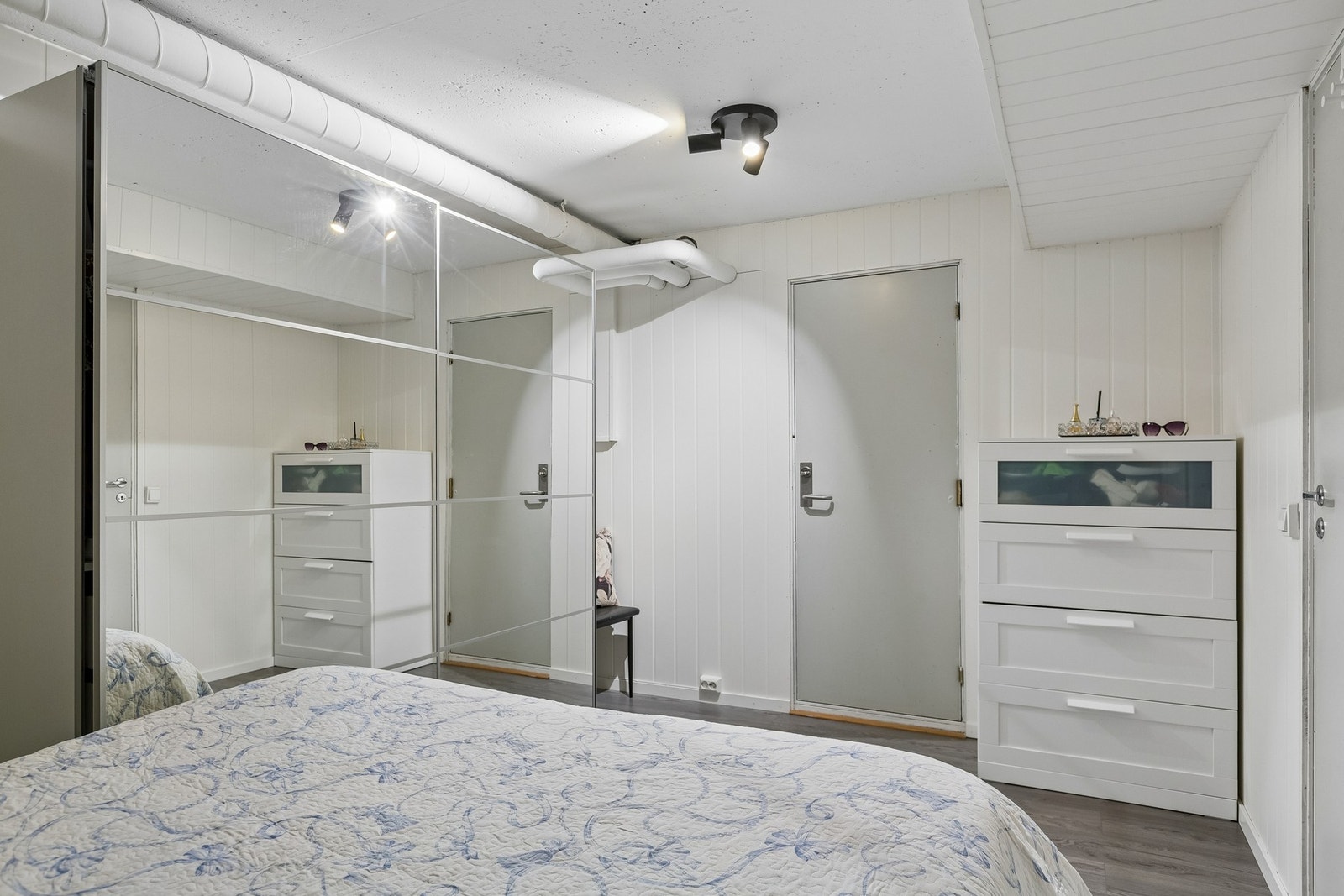 Disponibelt rom i kjeller, samt bod i kjeller for ekstra oppbevaring. Galleribilde